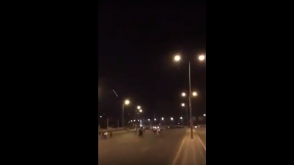 Βίντεο: Στρατιωτικό ελικόπτερο ανοίγει πυρ κατά διαδηλωτών