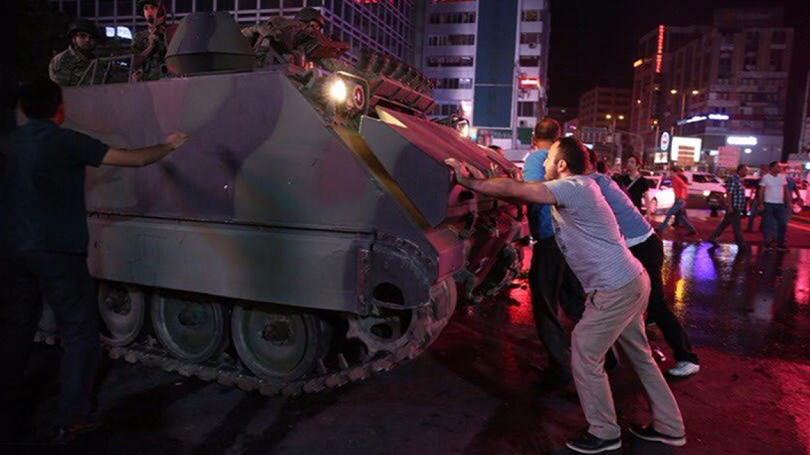 Αντεπίθεση Ερντογάν - Ανατροπή μετά τον ξεσηκωμό των Τούρκων εναντίον των πραξικοπηματιών