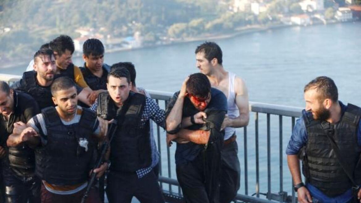 Υποστηρικτές του Ερντογάν επιτέθηκαν σε στρατιώτες που είχαν παραδοθεί