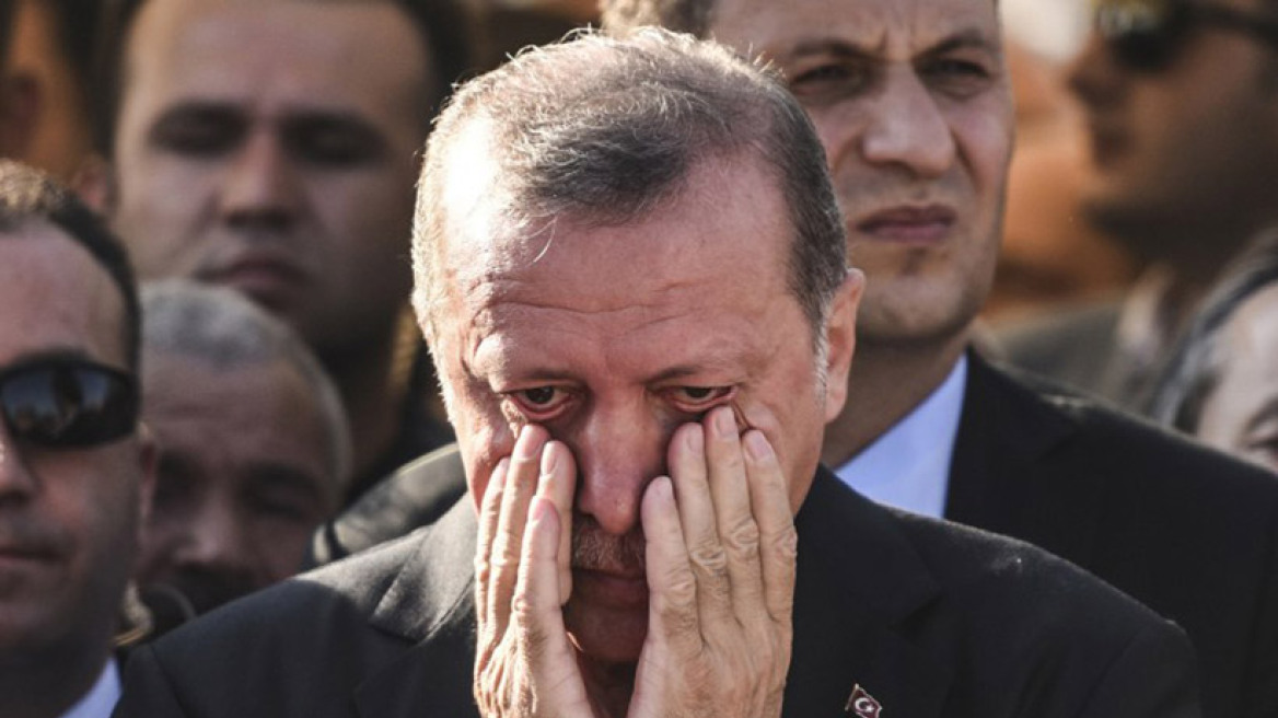 Φωτογραφίες: Τα δάκρυα του Ερντογάν στην κηδεία του φίλου του