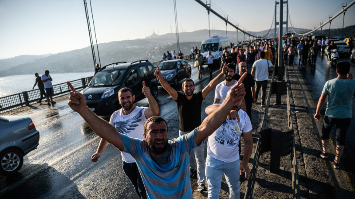 Τουρκία: Ο έλεγχος έχει αποκατασταθεί, αλλά μερικοί πραξικοπηματίες εξακολουθούν να διαφεύγουν