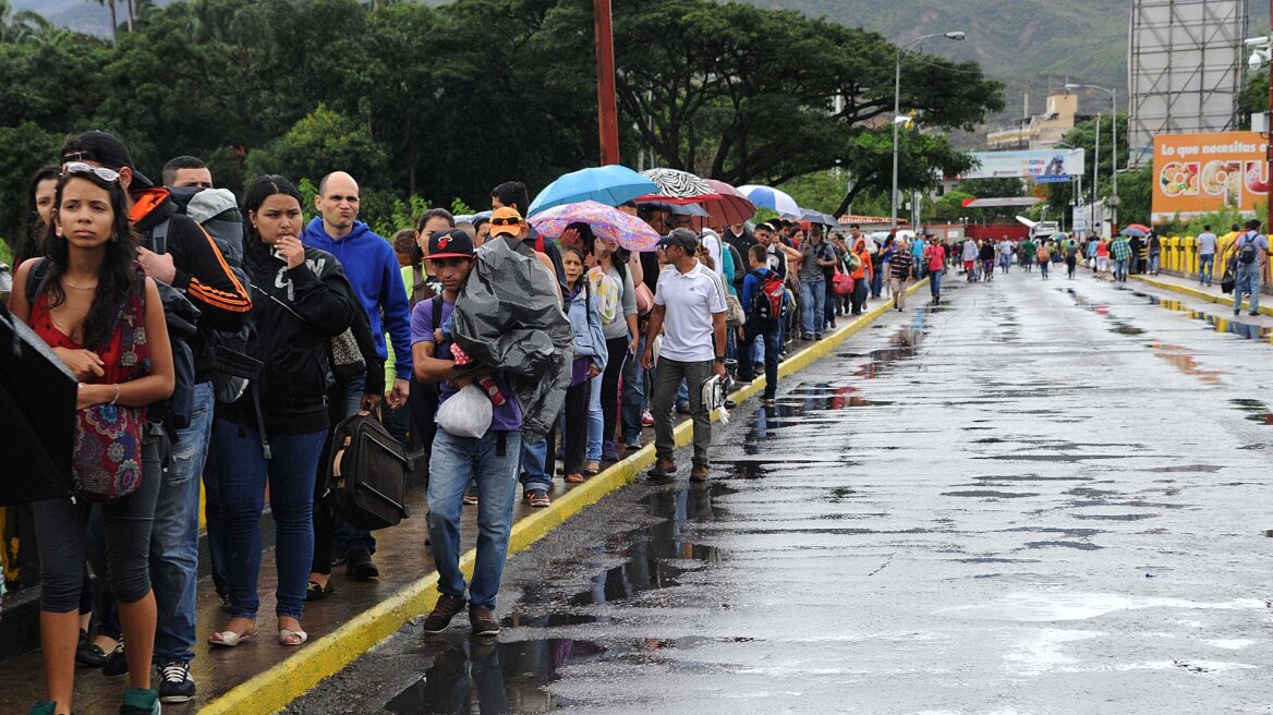 Βενεζουέλα: Σε 8 ώρες 35.000 πεινασμένοι πέρασαν στην Κολομβία για τρόφιμα