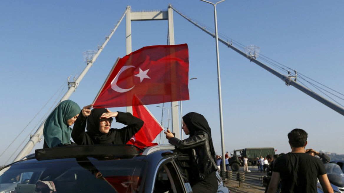 Φωτογραφίες: Οι γυναίκες της Τουρκίας αντιστάθηκαν στο πραξικόπημα