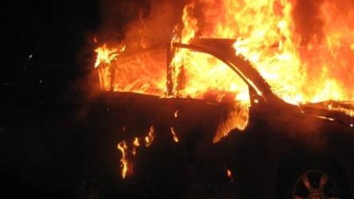 Ηράκλειο: Στις φλόγες υπαίθριο πάρκινγκ - Καταστράφηκαν 4 οχήματα