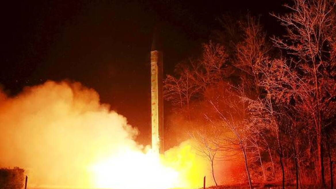 Βόρεια Κορέα: Με εκτόξευση βαλλιστικών πυραύλων απάντησε ο Κιμ Γιονγκ Ουν στην «πρόκληση» των ΗΠΑ  