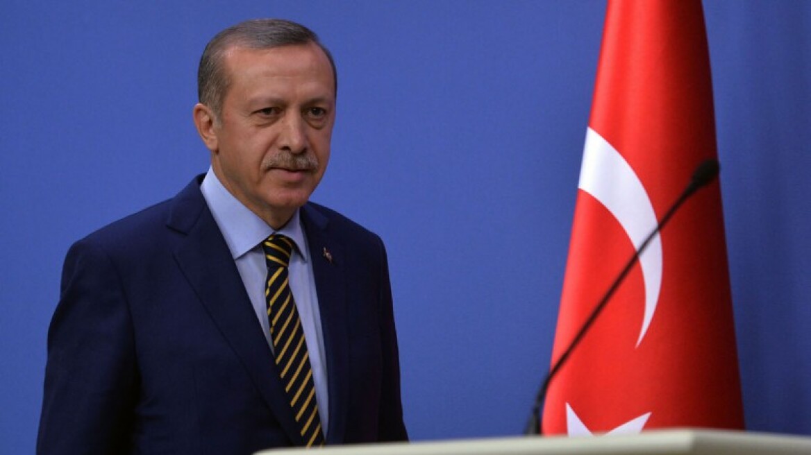 O Ερντογάν απολύει 15.200 υπαλλήλους του υπουργείου Παιδείας 