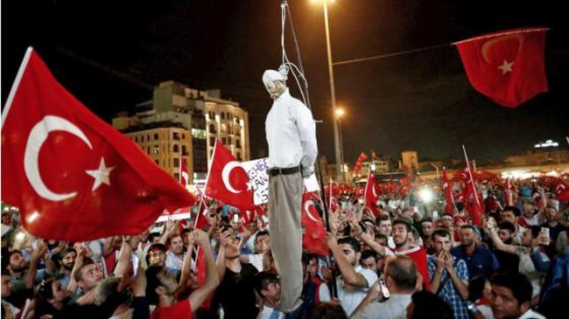 Bild: Έτσι γιορτάζουν οι Τούρκοι την επαναφορά της θανατικής ποινής (φωτογραφία)