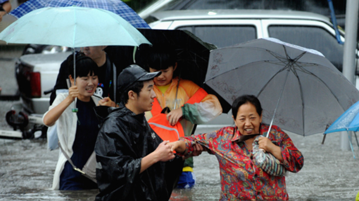 «Κόκκινος συναγερμός» στη βόρεια Κίνα: Ένας νεκρός από τις πλημμύρες 