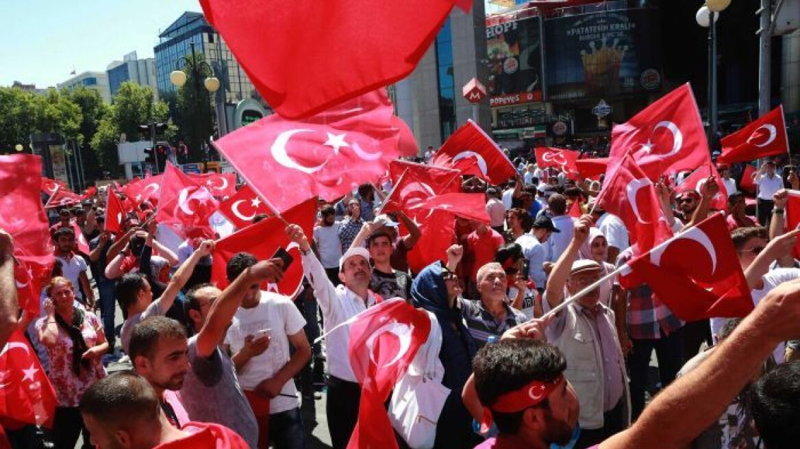 «Πουλάνε» σαν... ζεστό ψωμί οι τουρκικές σημαίες μετά το πραξικόπημα!