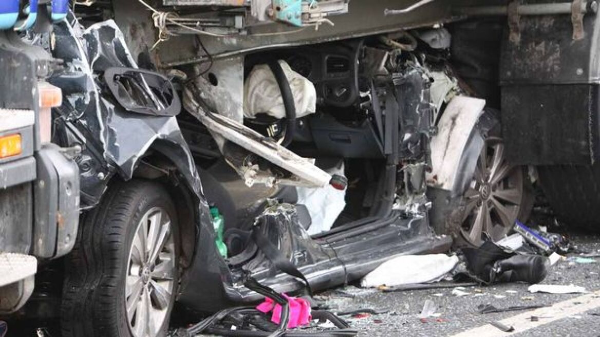 Απίστευτο: Το αυτοκίνητό της συγκρούστηκε με δύο φορτηγά και επέζησε!