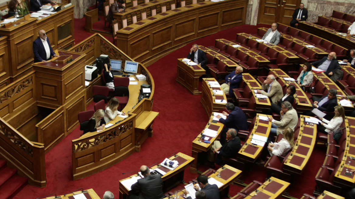 Δείτε live: Σε εξέλιξη η μάχη για τον εκλογικό νόμο στη Βουλή 