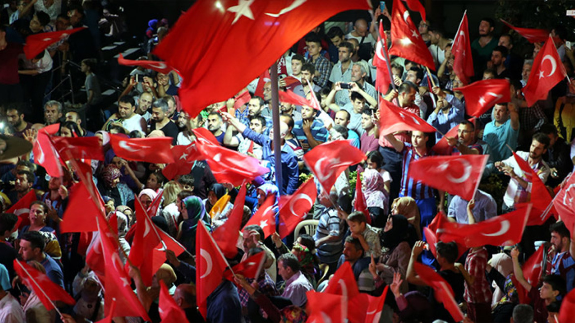 Τουρκία: Διαδηλώσεις κατά του πραξικοπήματος ενώ ο Ερντογάν συνεχίζει να παίρνει... κεφάλια 