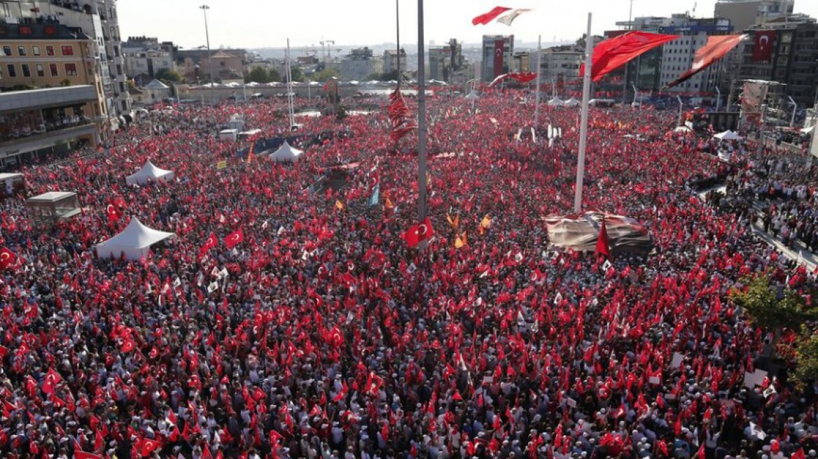 Χιλιάδες Τούρκοι με σημαίες και πανό με τον Ατατούρκ στην πλατεία Ταξίμ 
