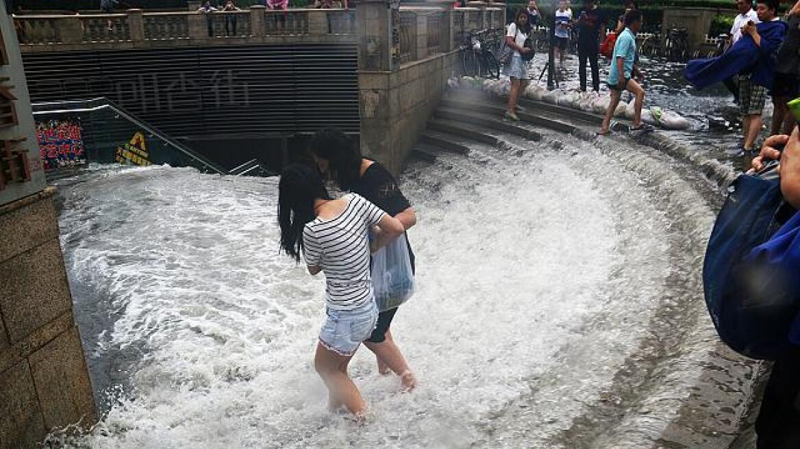 Τουλάχιστον 164 οι νεκροί από τις πλημμύρες στη βόρεια Κίνα