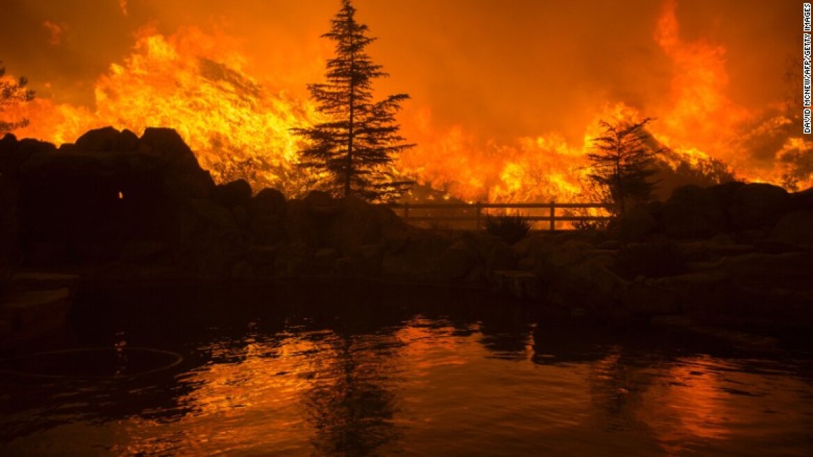 Οι φλόγες «γλείφουν» χιλιάδες σπίτια κοντά στην Καλιφόρνια
