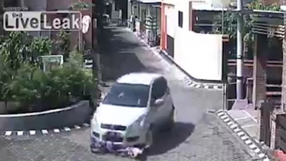 Βίντεο: Αυτοκίνητο πατά κοριτσάκι... και αυτό σηκώνεται και τρέχει!