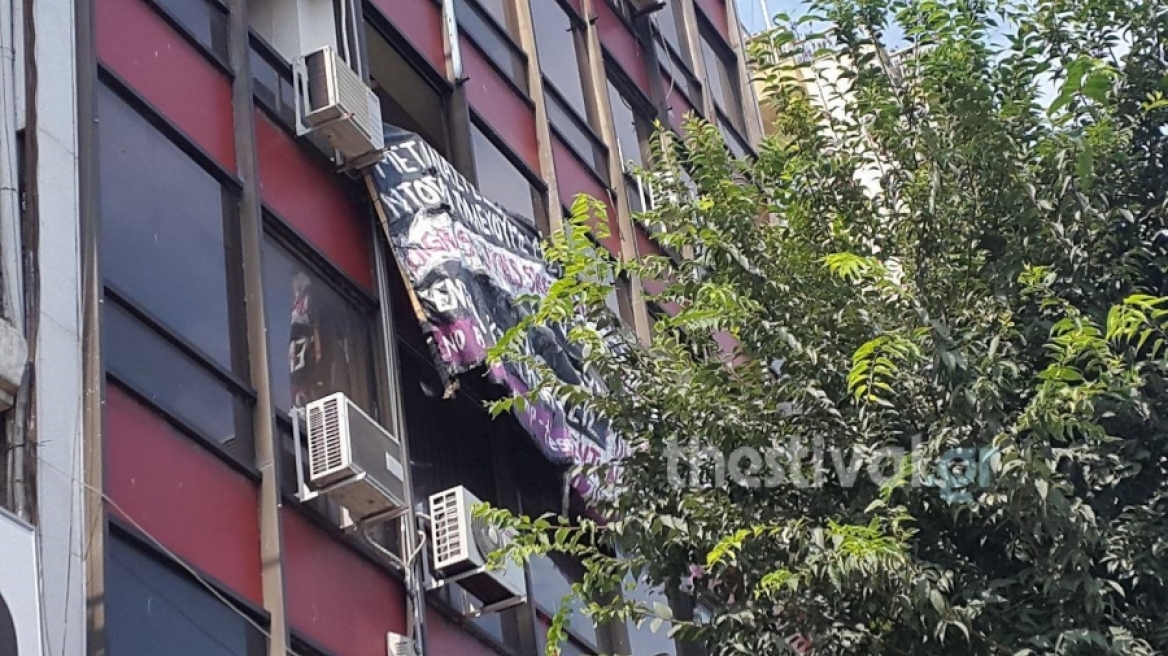 Θεσσαλονίκη: Κατάληψη στα γραφεία του ΣΥΡΙΖΑ μετά τις συλλήψεις αντιεξουσιαστών 