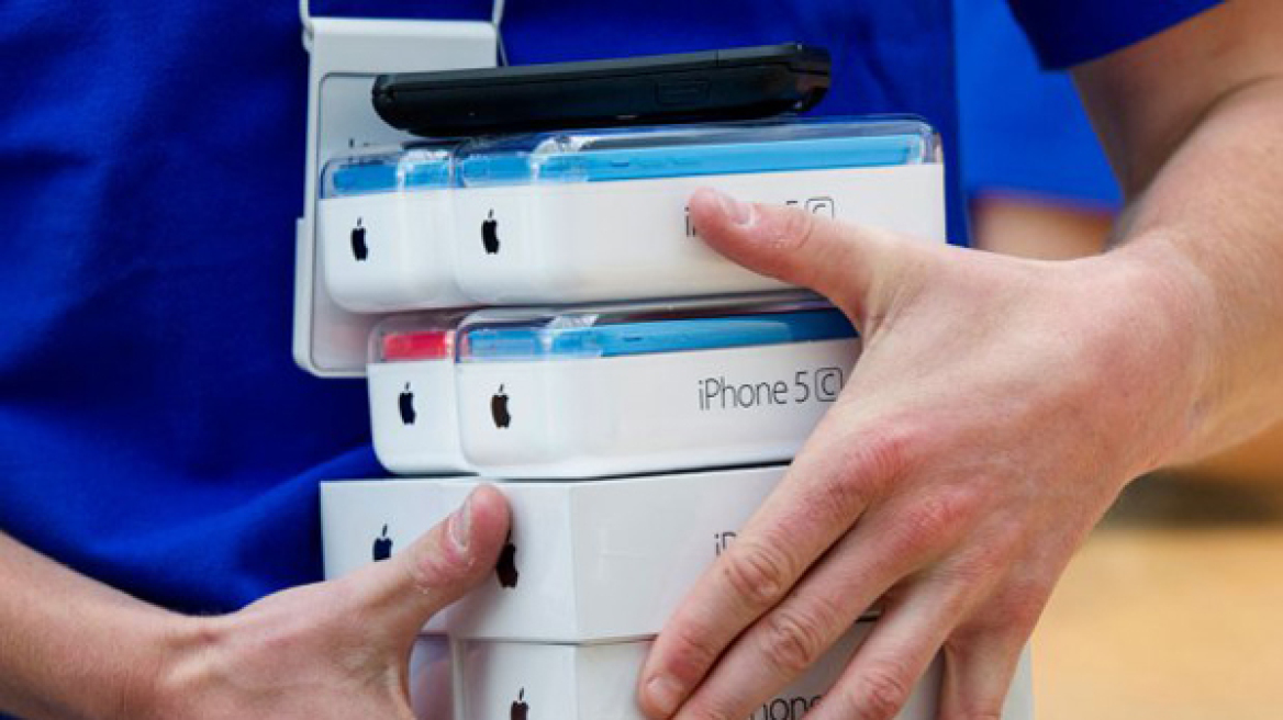 Πτώση στις πωλήσεις των iPhone κατέγραψε για 2ο συνεχόμενο τρίμηνο η Apple