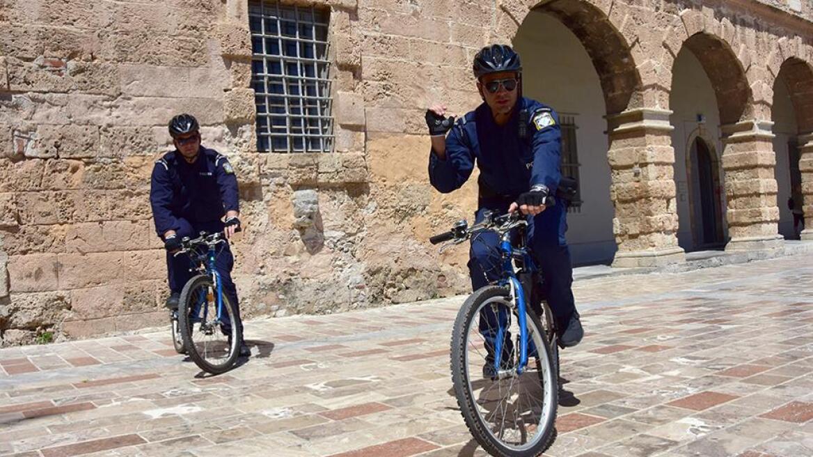 Κέρκυρα: Αστυνομικοί με ποδήλατα έσωσαν Ισπανίδα από πνιγμό