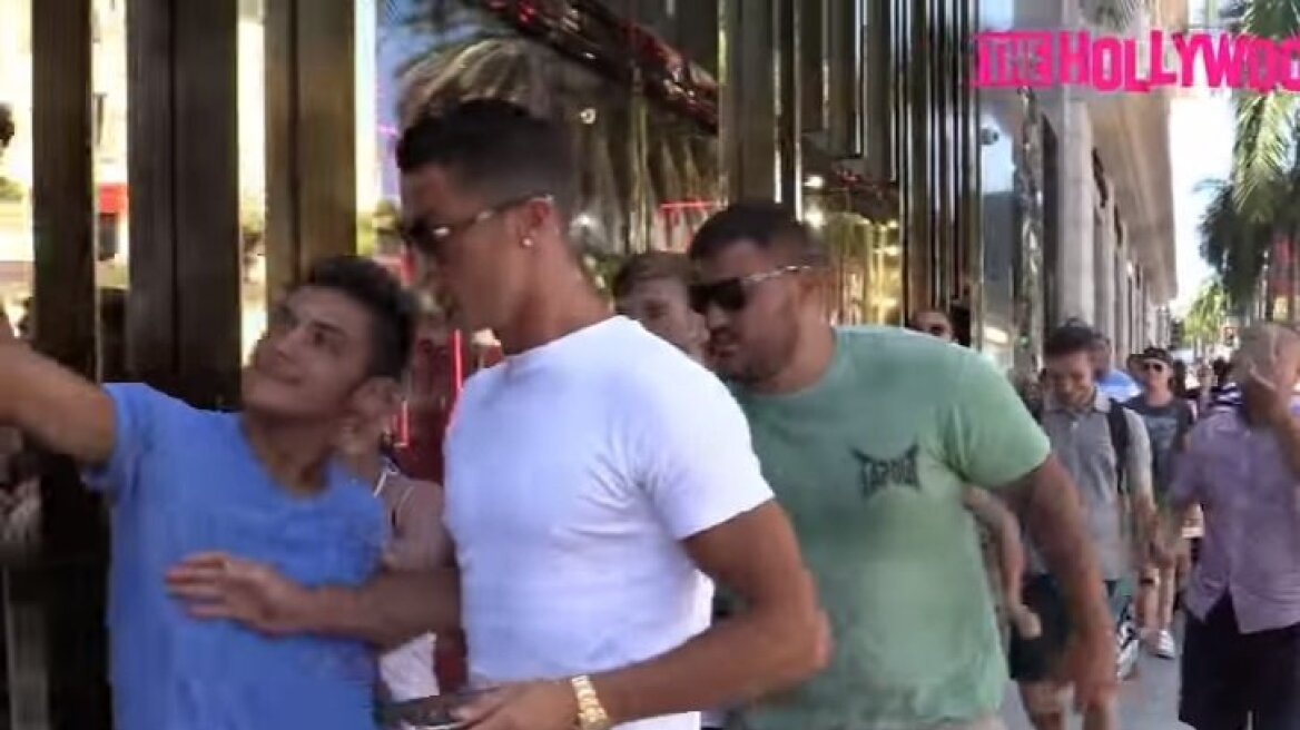 Rude Ronaldo pushes fan aside (video)