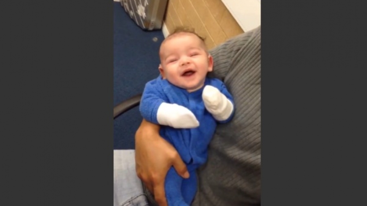 Απίστευτες αντιδράσεις από ένα μωράκι 3 μηνών που ακούει για πρώτη φορά!