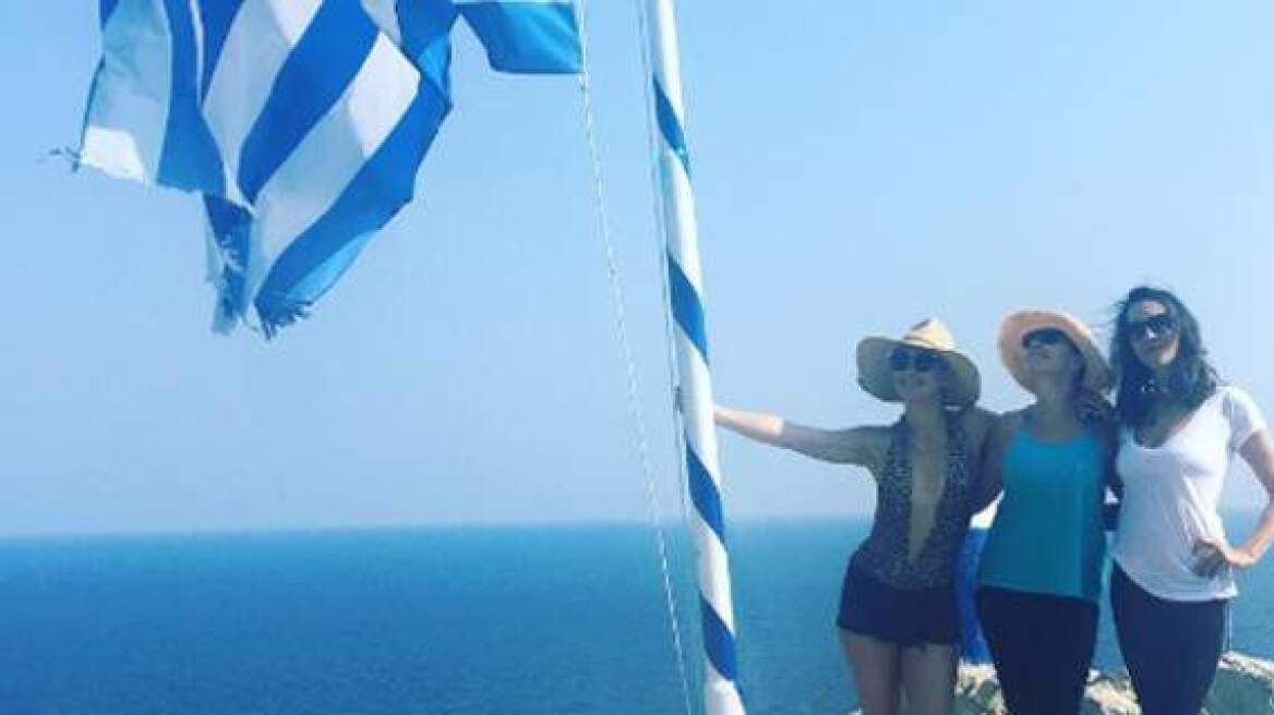 Κate Hudson: Φωτογραφίζεται δίπλα στην ελληνική σημαία 