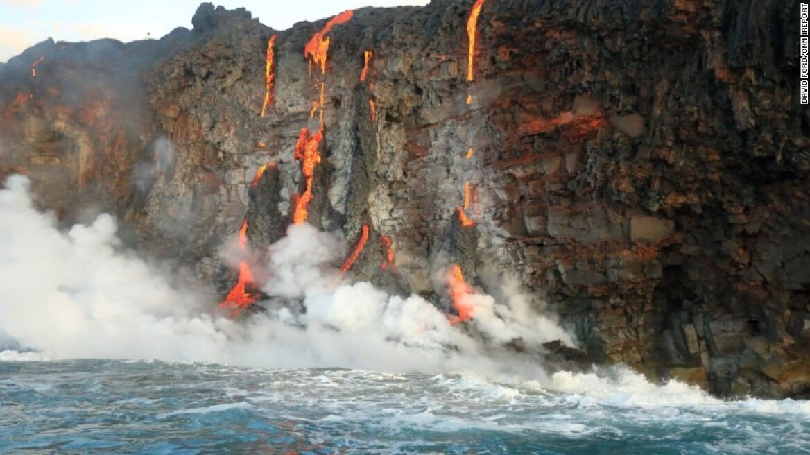 Εκπληκτικές εικόνες: Το ηφαίστειο Κιλαουέα «χύνεται» στη θάλασσα