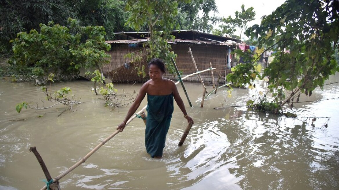 Ινδία: Τουλάχιστον 50 νεκροί στις πλημμύρες που προκάλεσαν οι μουσώνες