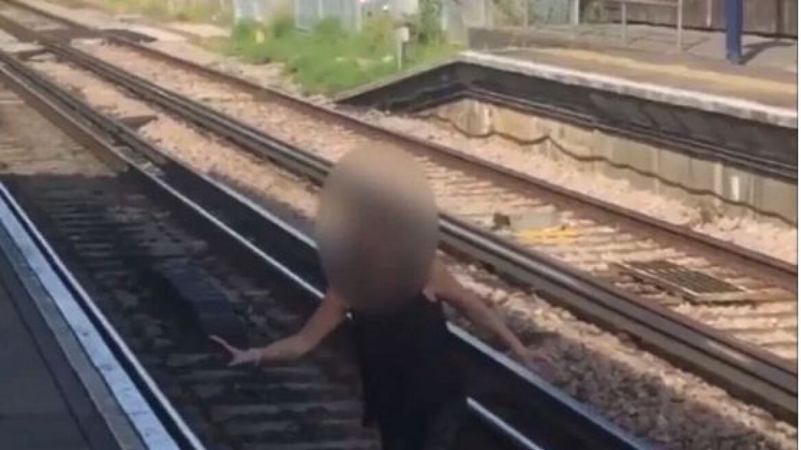 Βίντεο: Μεθυσμένη Βρετανίδα έκοβε βόλτες στις ράγες ενώ το τρένο πλησίαζε!