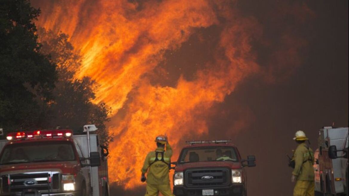 Ανεξέλεγκτη η φωτιά στην Καλιφόρνια: Πάνω από 130.000 στρέμματα έχουν καεί