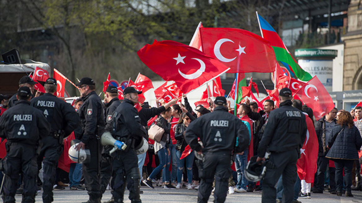 Κολωνία: 50.000 άτομα διαδήλωσαν υπέρ του Ερντογάν