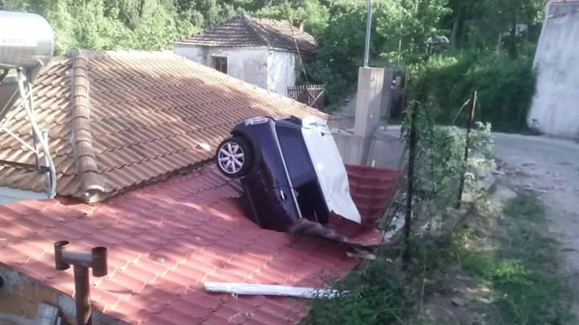 Απίστευτη φωτογραφία: Αυτοκίνητο «καρφώθηκε» πάνω σε στέγη σε χωριό της Λάρισας