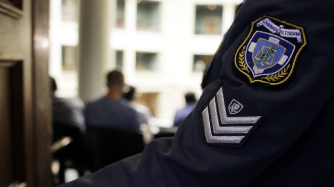 Αρχιφύλακας κατηγορείται για ξυλοδαρμό δύο ανήλικων Ρουμάνων σε αστυνομικό τμήμα