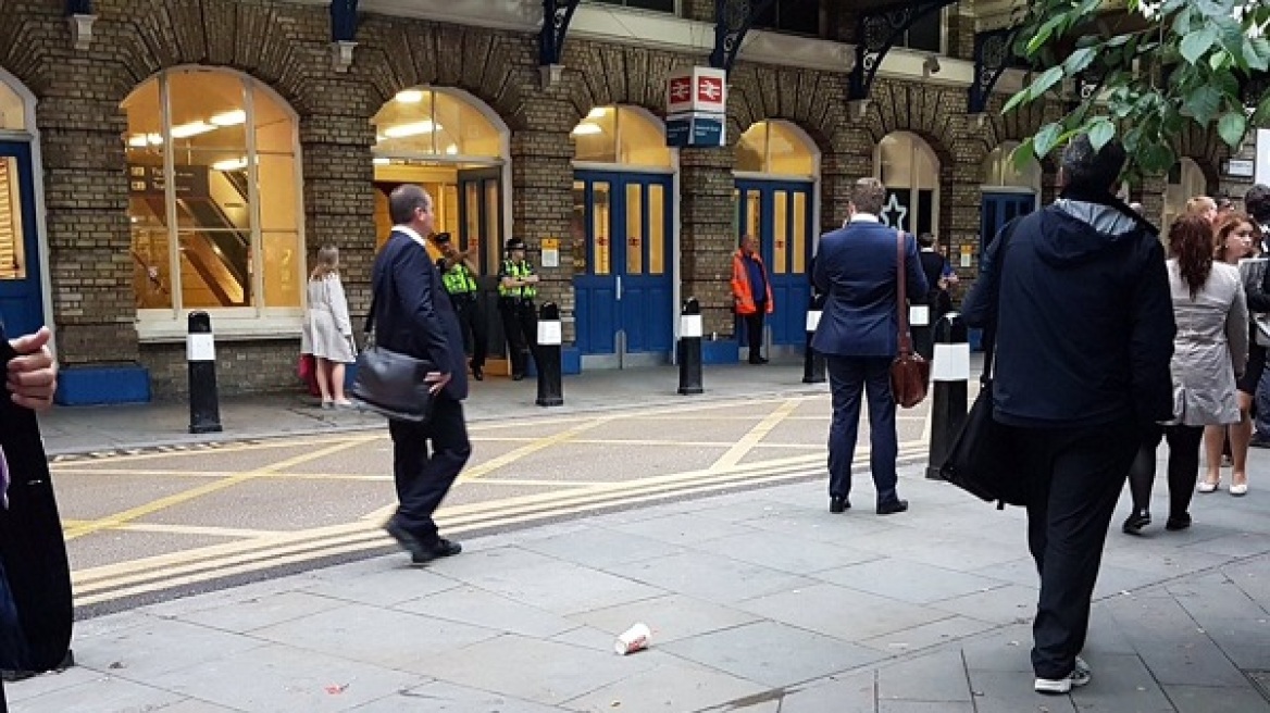 Βρετανία: Εκκενώθηκε σταθμός του μετρό στο Λονδίνο - Πληροφορίες ότι εθεάθη άνδρας με μαχαίρι