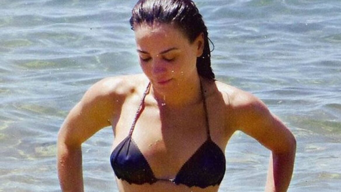 Dimitra Matsouka emerges from the waves in Lefkada (photo)