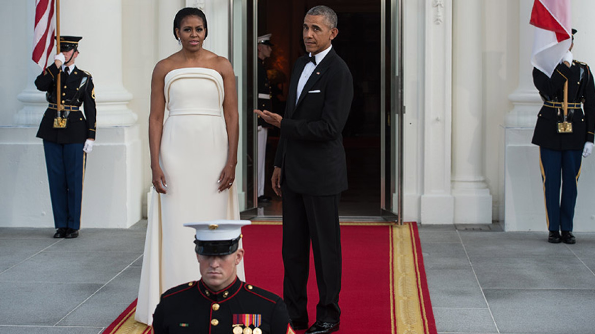Φωτογραφίες: Ο Ομπάμα «υποκλίνεται» στην ομορφιά της Μισέλ