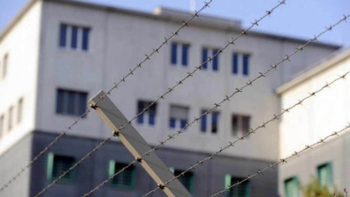 Θρίλερ στη Γαλλία: Ελευθερώθηκε ο φύλακας που είχε πιαστεί όμηρος από κρατούμενους