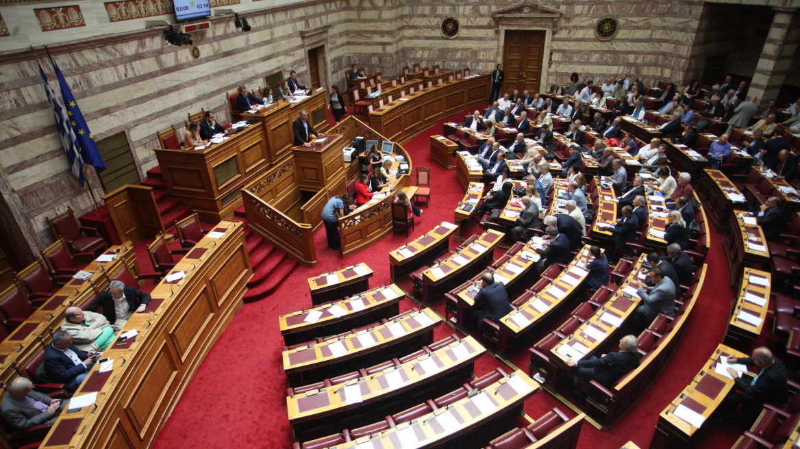 Βουλή: Επεισόδιο ανάμεσα σε χρυσαυγίτες και μουσουλμάνο βουλευτή του ΣΥΡΙΖΑ