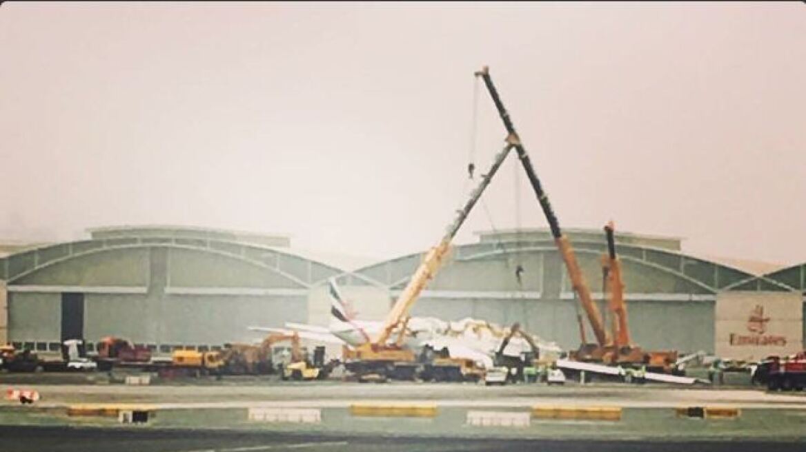 Βίντεο: Γερανοί απομακρύνουν το καμένο Boeing από το αεροδρόμιο του Ντουμπάι