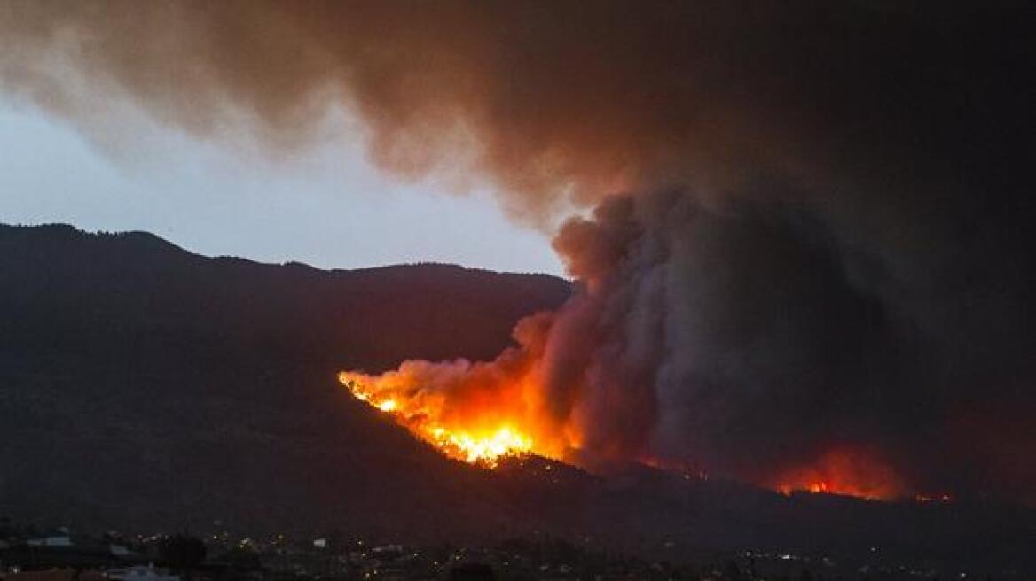 Βίντεο: Τεράστια πυρκαγιά στη Λα Πάλμα - Εγκατέλειψαν τα σπίτια τους 2.500 άτομα