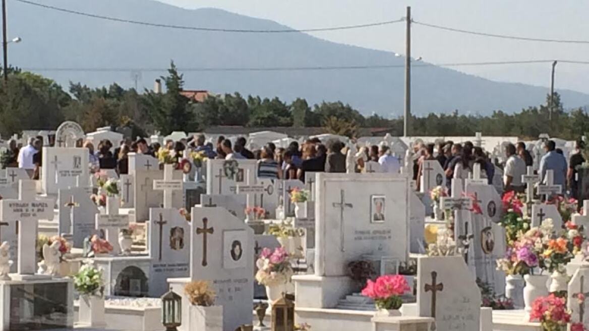 Τραγωδία στο Κορωπί: Συγγενείς και φίλοι συνόδεψαν στην τελευταία της κατοικία την Ελένη
