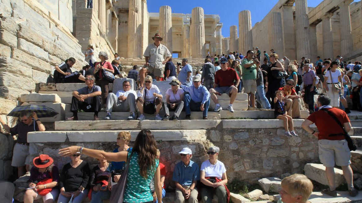 Οι φόροι «πνίγουν» τον τουρισμό