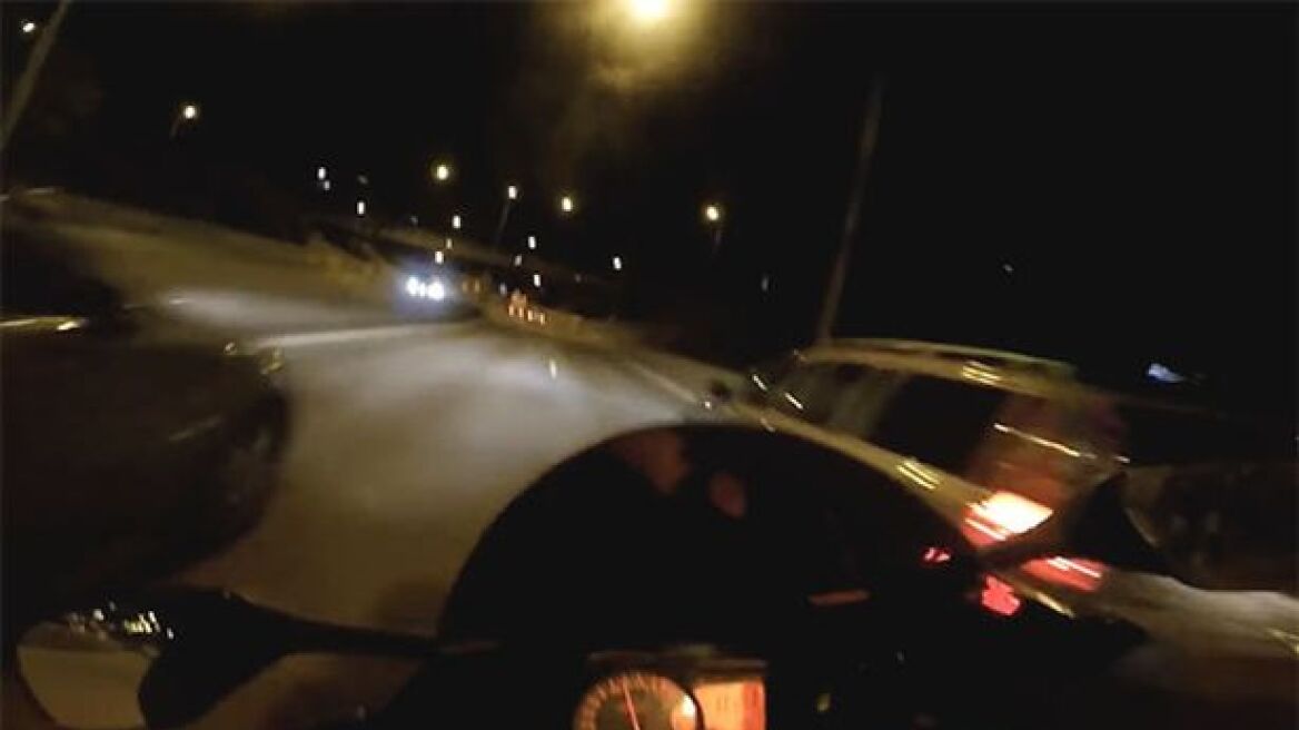 Βίντεο: Μοτοσικλετιστής έπιασε τα 300χλμ./ώρα σε δρόμο της Σουηδίας