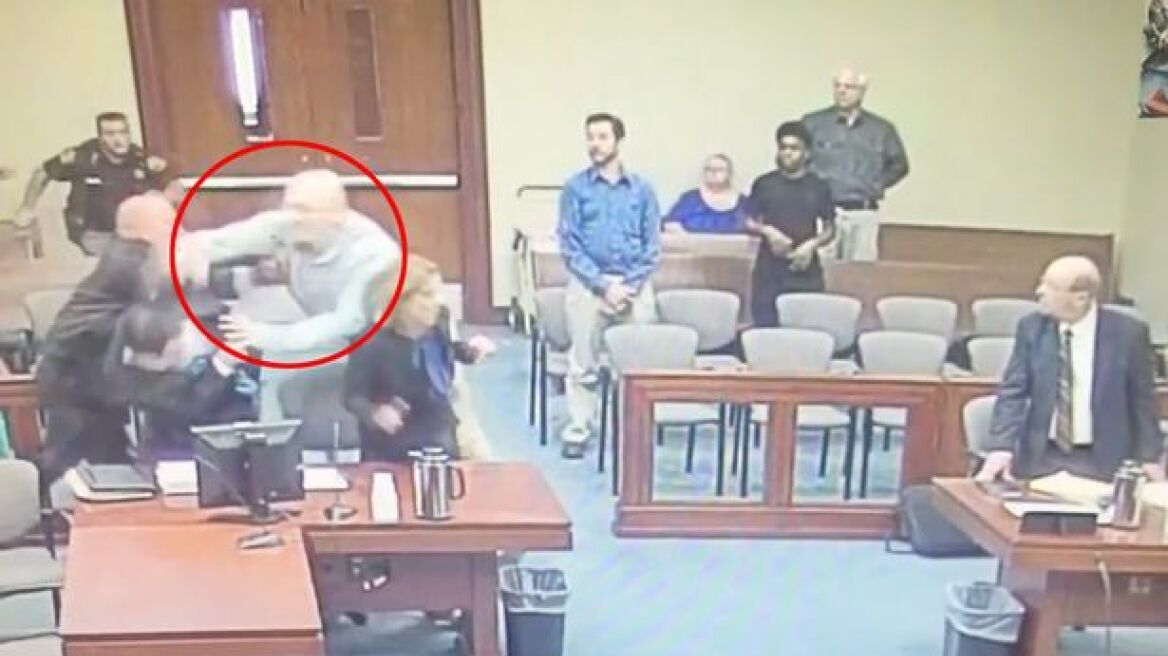 Βίντεο: Κατηγορούμενος προσπαθεί να μαχαιρώσει βοηθό εισαγγελέα μέσα στο δικαστήριο