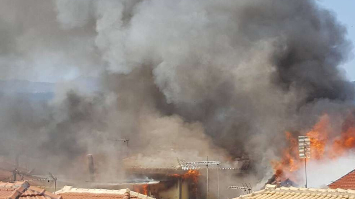 Λευκάδα: Δέκα παραδοσιακά σπίτια παραδόθηκαν στις φλόγες