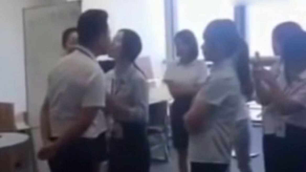 Βίντεο: Αφεντικό φιλάει στο στόμα τις υπαλλήλους του για να... συσφίξει τις σχέσεις της ομάδας