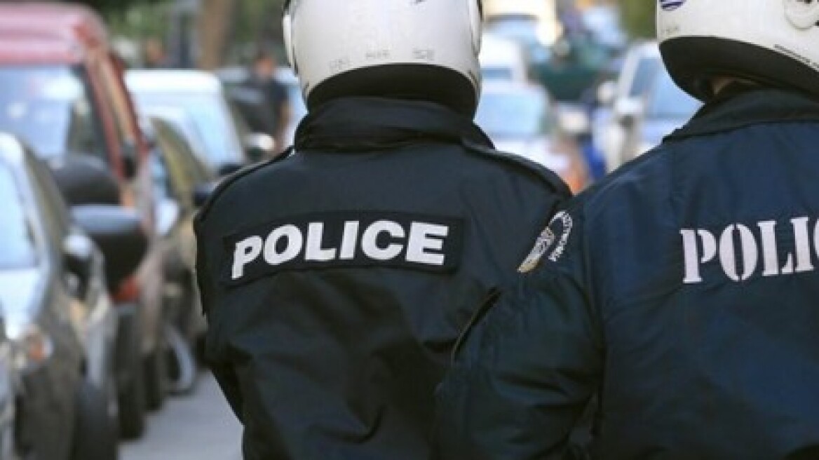 Χανιά: Κλείδωσαν το παιδί τους στο αμάξι κι… έφυγαν – Αστυνομικοί φώναξαν κλειδαρά