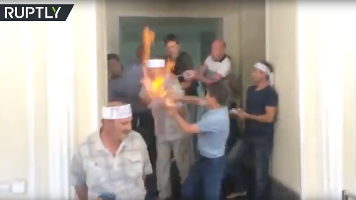 Βίντεο-σοκ: Έβαλε φωτιά στον εαυτό του γιατί του χρωστούσαν τους μισθούς του