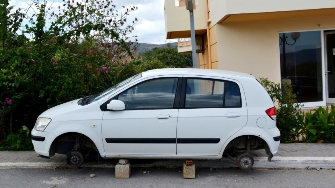 Έκλεψαν τις ρόδες από δυο οχήματα και τα πυρπόλησαν