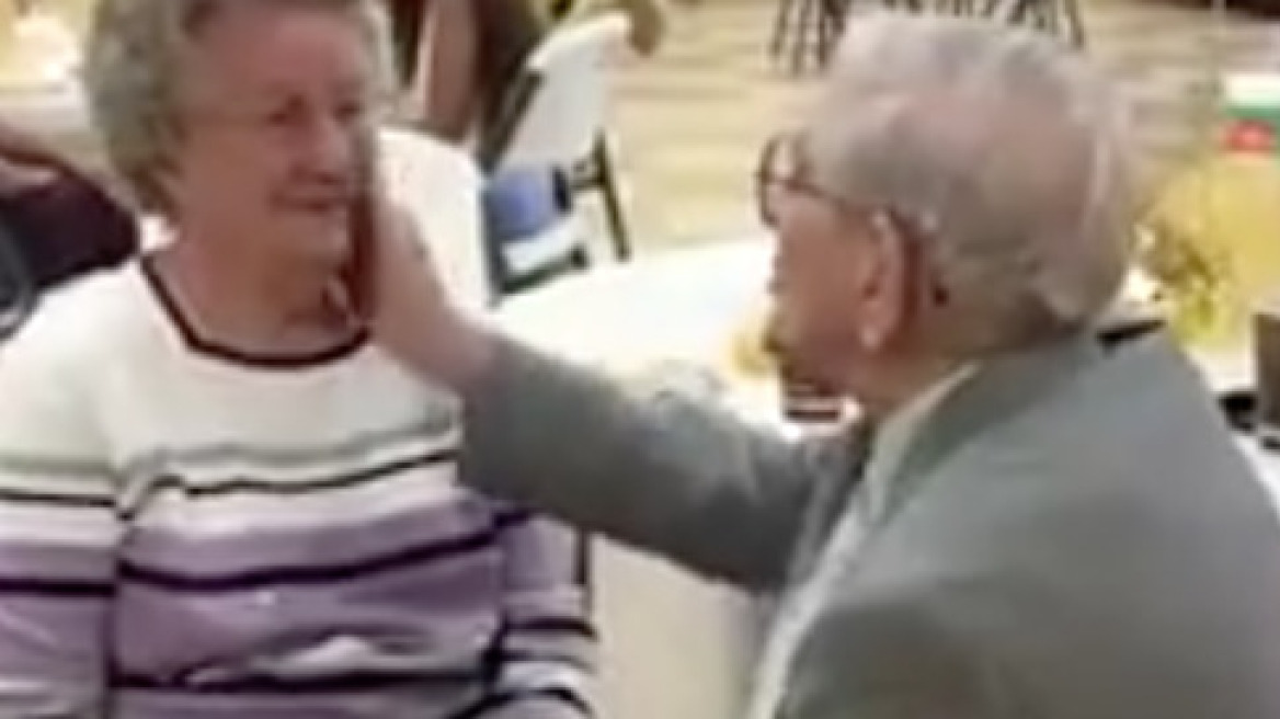 Βίντεο: 92χρονος κάνει καντάδα στη γυναίκα του για την 50η επέτειό τους!
